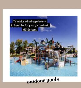 een screenshot van een waterpark met de woorden tutorials voor het zwembad zijn niet inbegrepen bij Villy Holiday House Terme Čatež in Čatež ob Savi