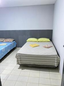 um quarto com 2 camas e almofadas amarelas em Casa para temporada Cânions em Canindé de São Francisco