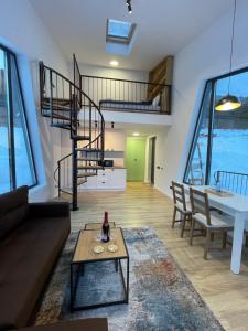 Billede fra billedgalleriet på Căsuțe cu Jacuzzi în Tiny Land i Lacu Rosu