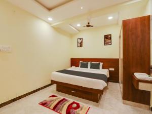 a bedroom with a large bed and a sink at Super Collection O SRP LUXURY ROOMS in Hyderabad