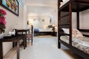 een slaapkamer met 2 stapelbedden en een bureau bij House of Backpackers in Jaipur
