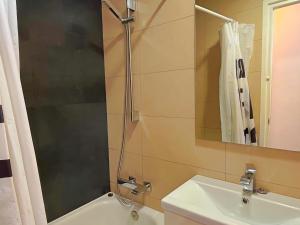 a bathroom with a shower and a sink and a tub at Apartamento cerca de la playa in Blanes