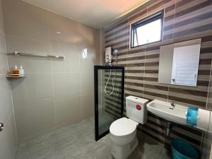 La salle de bains est pourvue de toilettes et d'un lavabo. dans l'établissement บ้านหมอพีท (วิวน้ำ), 