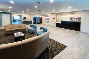 eine Lobby eines Krankenhauses mit einer Couch und Stühlen in der Unterkunft Sleep Inn & Suites in Wisconsin Dells