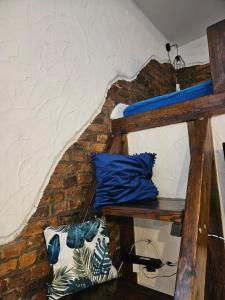 - un escalier avec des oreillers bleus dans la chambre dans l'établissement Loft, à Sosnowiec