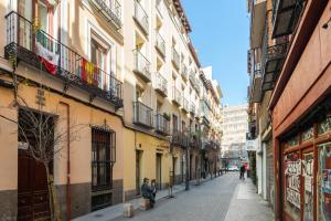 a city street with buildings and a fire hydrant on the sidewalk at Chueca San Anton Apartment in Madrid