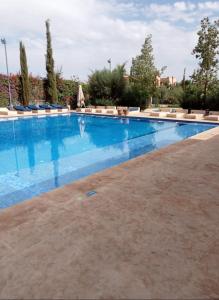 una gran piscina de agua azul en Pavillon Luxury, en Marrakech