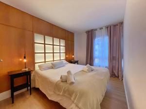um quarto com uma cama grande com duas toalhas em Parc Güell 2 1 em Barcelona