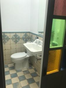 a bathroom with a toilet and a sink at Casaimpecablecentro in Tarifa