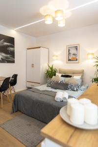 1 dormitorio con 1 cama con mesa y sillas en C85Apartament KILO, en Lublin