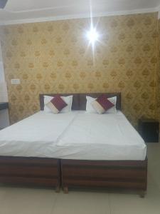 A bed or beds in a room at Ram Madaiya Home stay
