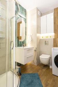 盧布林的住宿－C85Apartament KILO，带淋浴、卫生间和盥洗盆的浴室