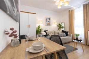 comedor y sala de estar con mesa y sillas en C85Apartament KILO, en Lublin