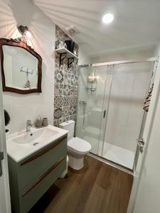 Un baño con ducha, lavabo e inodoro. en Ninho do Melro II - Turismo Rural Bragança, en Bragança
