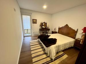 Un dormitorio con una cama y una ventana grande. en Ninho do Melro II - Turismo Rural Bragança, en Bragança