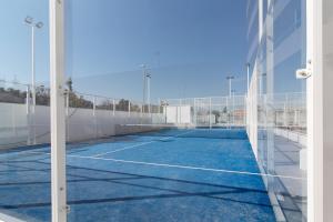 um campo de ténis com uma rede em Global Properties, Apartamento con terraza y vistas al mar y a la montaña em Canet d'En Berenguer
