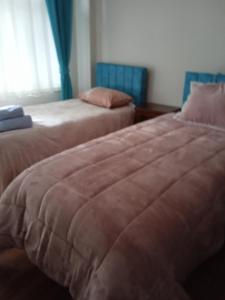 two beds sitting next to each other in a bedroom at Hisar Apartments in Istanbul