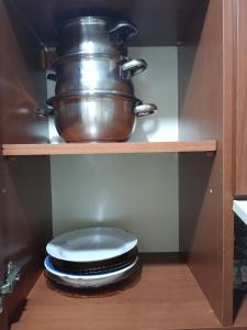 un pot et des assiettes sur une étagère dans une cuisine dans l'établissement Hisar Apartments, à Istanbul