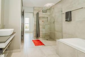 O baie la Knights Retreat on Kingswood Golf Estate +26 fotografii