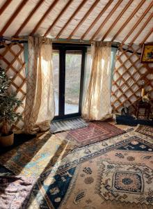 Habitación con mosaicos en el suelo y ventana en Yurt in La Nucia met zwembad en La Nucía