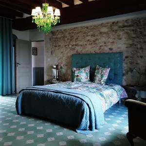 Châteauvieuxにある'La Ménagerie'の石壁のベッドルーム1室(大型ベッド1台付)
