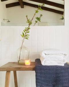 - une table avec un vase et une bougie dans l'établissement Stunning fazenda w/ beautiful pool and privacy, 