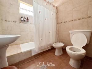 uma casa de banho com um WC e um lavatório em L' Auletta em Cafayate