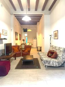 una gran sala de estar con sofás y TV. en Parallel-Patio en Barcelona