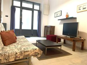 Μια τηλεόραση ή/και κέντρο ψυχαγωγίας στο Parallel-Patio +12 φωτογραφίες