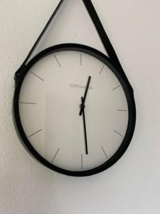 une horloge noire et blanche accrochée à un mur dans l'établissement Groenlake Villa 16 - 6 persoons vakantie bungalow, à Ewijk