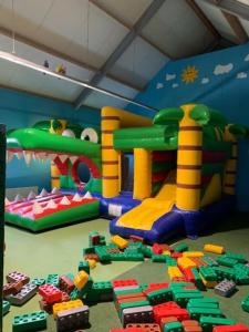 - une salle de jeux pour enfants avec une aire de jeux et des équipements de jeux dans l'établissement Groenlake Villa 16 - 6 persoons vakantie bungalow, à Ewijk