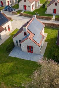 une petite maison blanche avec un toit rouge dans l'établissement Groenlake Villa 16 - 6 persoons vakantie bungalow, à Ewijk