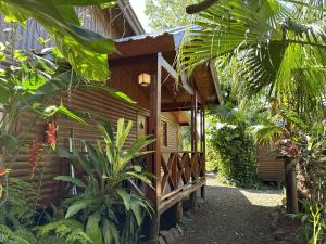 een houten huis midden in een tuin bij Terra Lodge in Puerto Iguazú