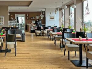 une salle à manger avec des tables et des chaises ainsi qu'un restaurant dans l'établissement Peterchens Mondfahrt - Wasserkuppe, à Gersfeld