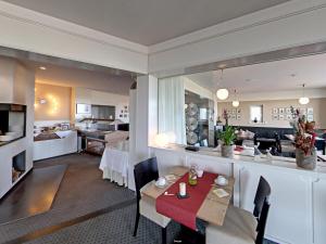 una cucina e un soggiorno con tavolo e sala da pranzo di Peterchens Mondfahrt - Wasserkuppe a Gersfeld