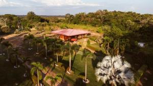 uma vista aérea de uma casa com palmeiras em Casa Campestre Reina María em San José del Guaviare