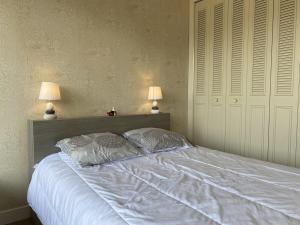 442 - T2 dans le résidence de Caroual, disposant d'une jolie vue mer客房内的一张或多张床位