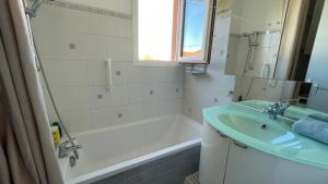 Kúpeľňa v ubytovaní Appartement Au Calme Tout Proche Du Centre + 31 fotografií