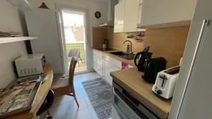 Kuchyňa alebo kuchynka v ubytovaní Appartement Au Calme Tout Proche Du Centre