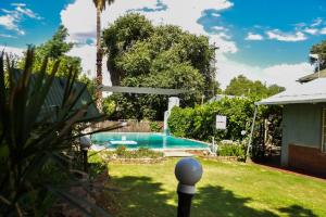 einen Pool in einem Hof mit einem Haus in der Unterkunft Anker Guesthouse in Philippolis