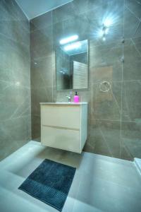 Koupelna v ubytování Spacious, bright & modern 3 bedrooms, balcony APIC1-1 + 30 fotografií