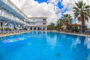 Bazén v ubytování Laganas Holidays Hotel nebo v jeho okolí