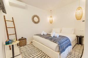 una camera da letto con un letto e asciugamani di Riad K-white a Marrakech