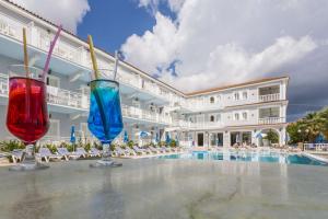 Bazén v ubytování Laganas Holidays Hotel nebo v jeho okolí