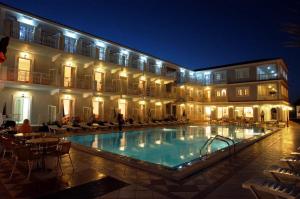 Bazén v ubytování Laganas Holidays Hotel nebo v jeho okolí