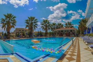 Bazén v ubytování Laganas Holidays Hotel nebo v jeho okolí