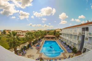 Bazén v ubytování Laganas Holidays Hotel nebo v jeho okolí