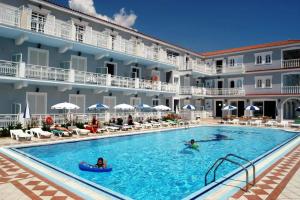 Bazén v ubytování Laganas Holidays Hotel nebo v jeho okolí
