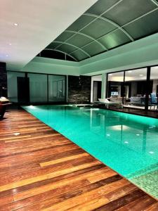 Bazén v ubytování Luxury villa with a heated indoor pool and direct access to the beach nebo v jeho okolí