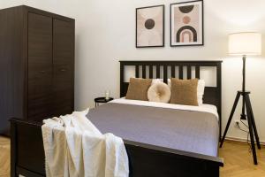 Posteľ alebo postele v izbe v ubytovaní WAWELOVE spacious 3 bedroom apt 1 min to Main Sq!
